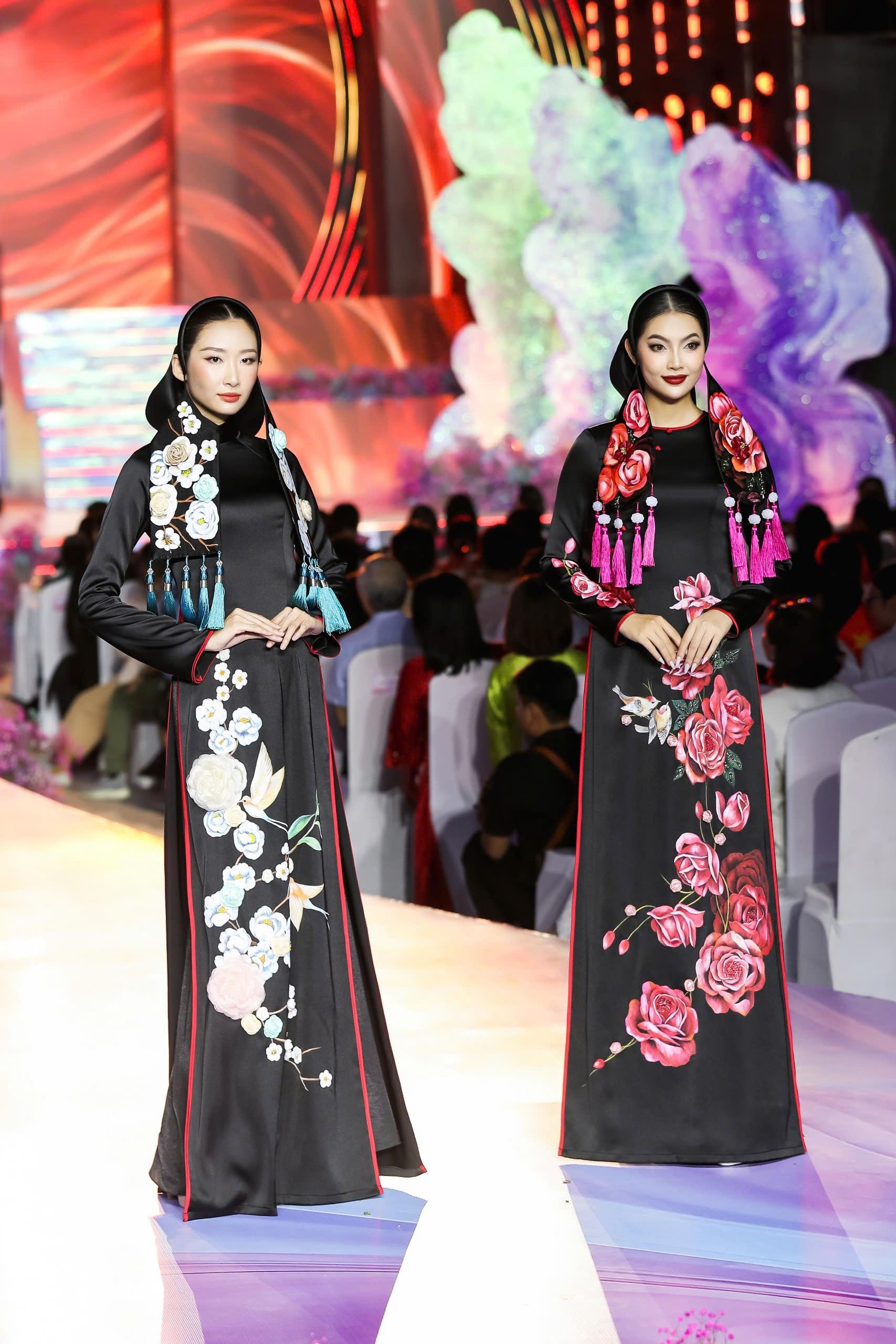Hoa hậu Thu Uyên  và Thanh Khoa trình diễn