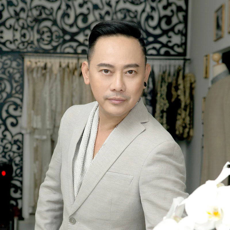 Thông điệp qua áo dài của Võ Việt Chung