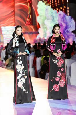 Hoa hậu Thu Uyên  và Thanh Khoa trình diễn