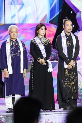 Lan Khuê diện áo choàng đỏ rực 10