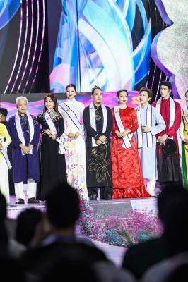 Trình diễn BST Màu Thời Gian 10